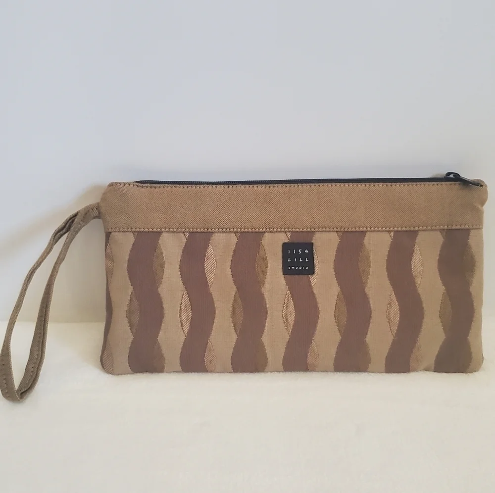 𝅺1154 Lill Studio Wristlet Clutch Bag Tan Brown Gold Swirl Design